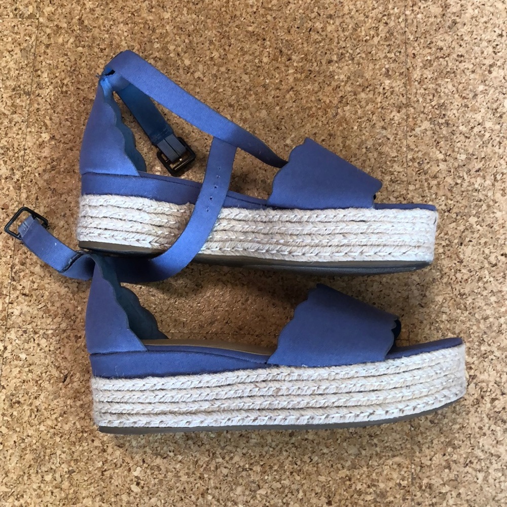 Blue platforms - Picture 2 of 2